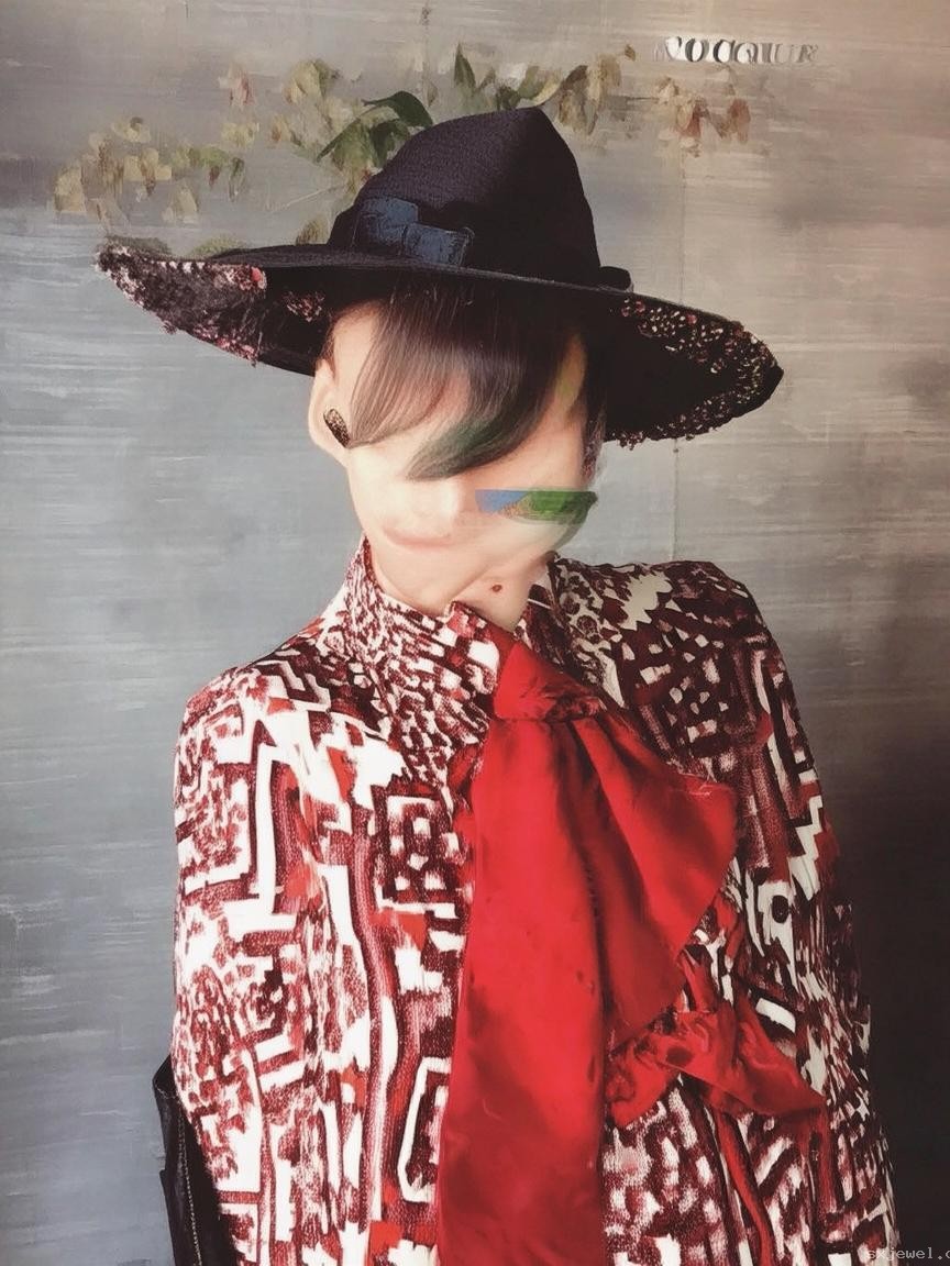 宋茜VOGUE红毯绿金抹胸裙穿搭指南